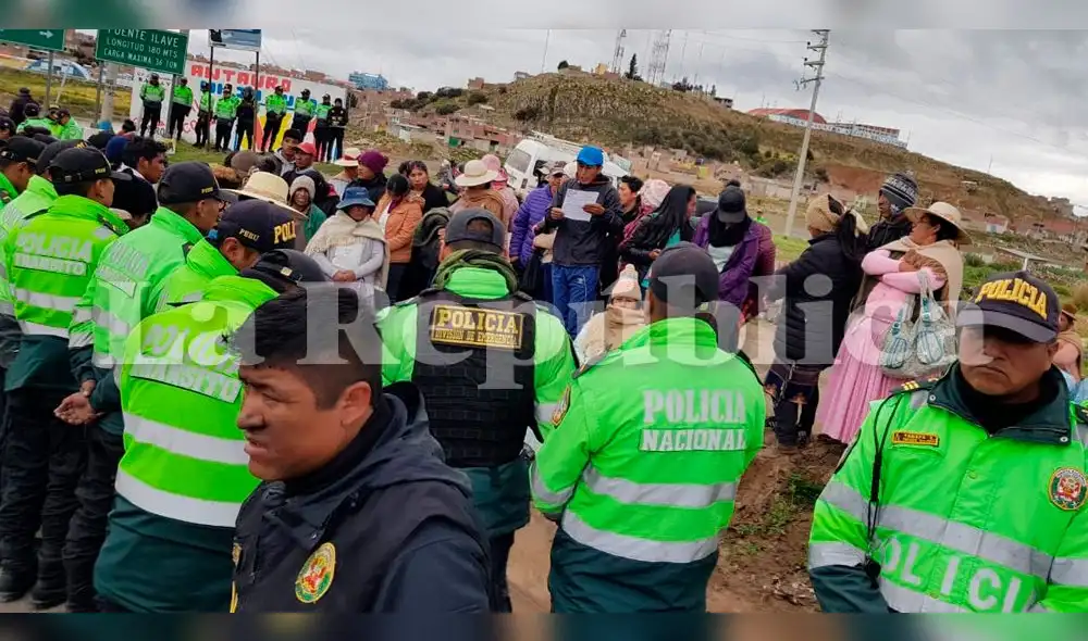 Puno: Estudiantes de la Universidad Andina bloquearon puente internacional de Ilave [VIDEO]