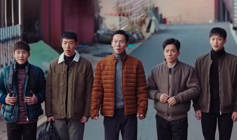 Escena de Crash landing on you con el squad de soldados norcoreanos durante su primera visita a Seúl. Foto: captura