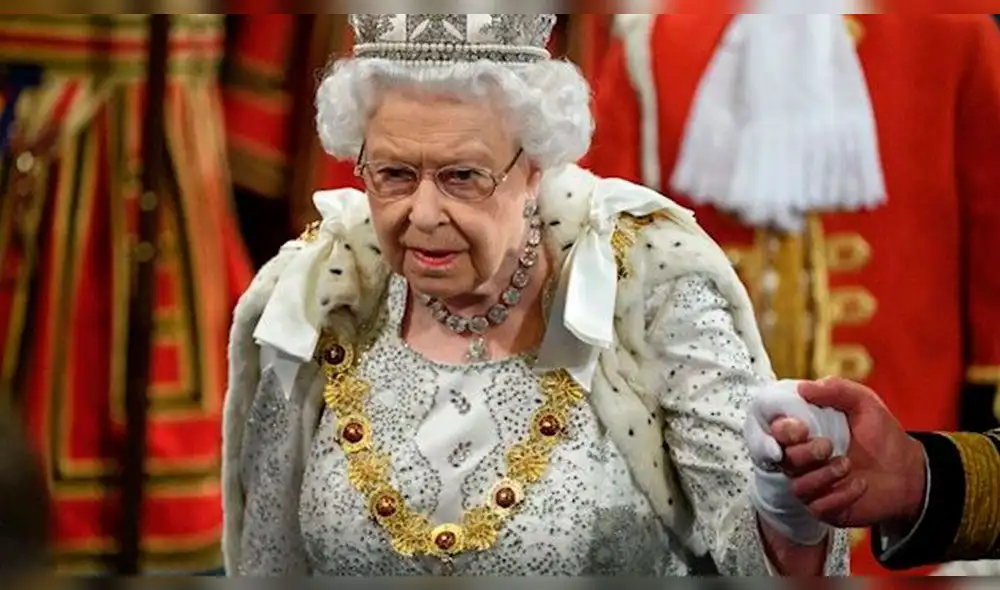 Reina Isabel II da positivo al COVID-19.