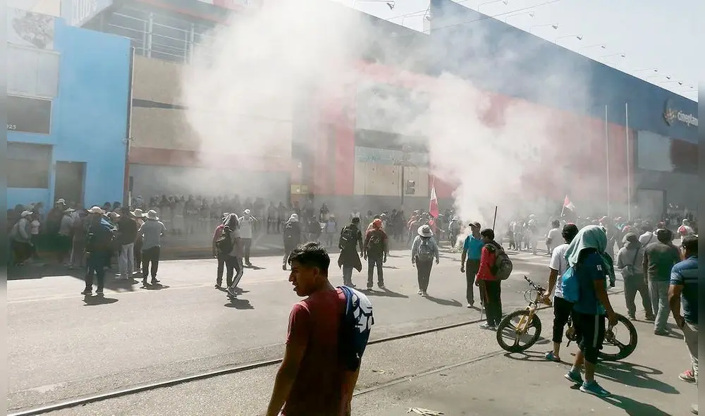 LOCAL DE PLAZA VEA. Según testigos, el intento de ingresar por la fuerza al establecimiento, ocurrió cuando un grupo de manifestantes pasaba. Fueron repelidos con bombas lacrimógenas.