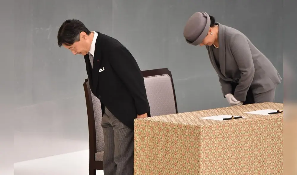 El emperador japonés Naruhito (L) y la emperatriz Masako (R) se inclinan ante un altar El emperador japonés Naruhito (L) y la emperatriz Masako (R) se inclinan ante un altar