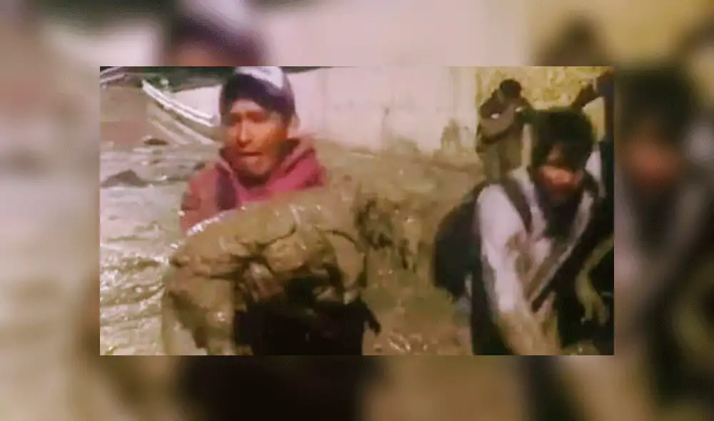 Tacna: Bomberos rescatan a un perro en medio de los escombros del huaico