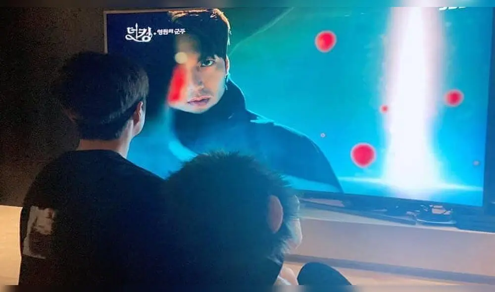 Desliza para ver más fotos de Lee Min Ho mirando el capítulo 14 de The king Eternal monarch, dorama de Netflix.