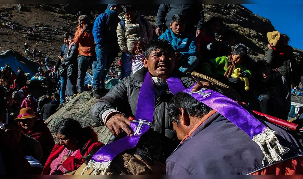 Feligreses esperan recibir la bendición del Taytacha Qoyllorit'i. Feligreses esperan recibir la bendición del Taytacha Qoyllorit'i.