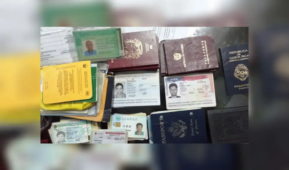 Pasaportes robados habrían sdio adulterados para venderlos a personas cuyos destinos eran Estados Unidos y Europa. (Foto: PNP) Pasaportes robados habrían sdio adulterados para venderlos a personas cuyos destinos eran Estados Unidos y Europa. (Foto: PNP)