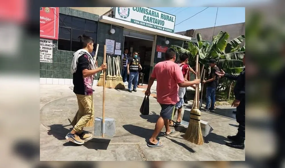 Policía obliga a detenidos a barrer calles por no acatar toque de queda en La Libertad Policía obliga a detenidos a barrer calles por no acatar toque de queda en La Libertad