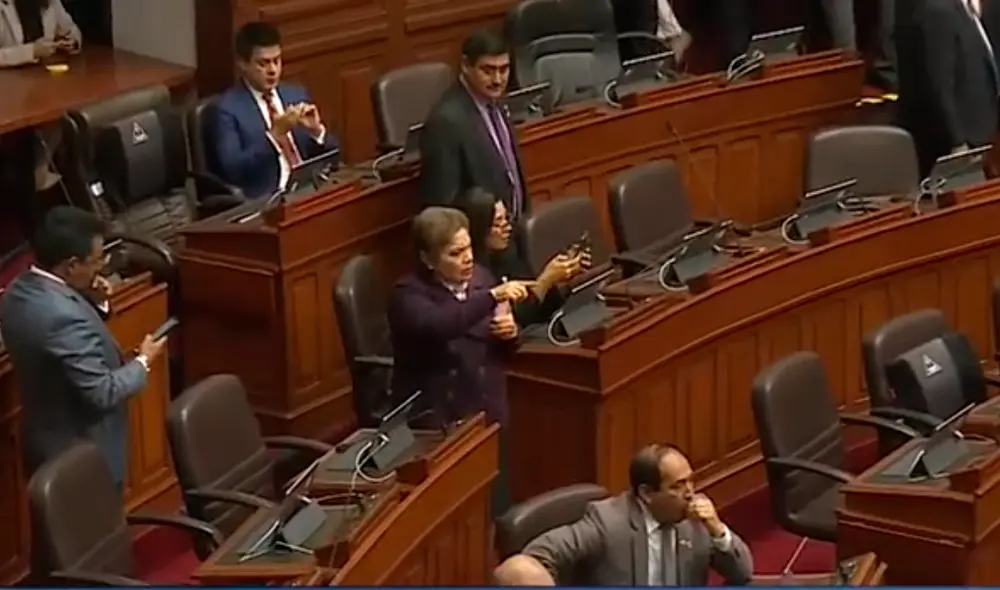 Biombos retirados en el Congreso. Foto: Captura Canal N. Biombos retirados en el Congreso. Foto: Captura Canal N.