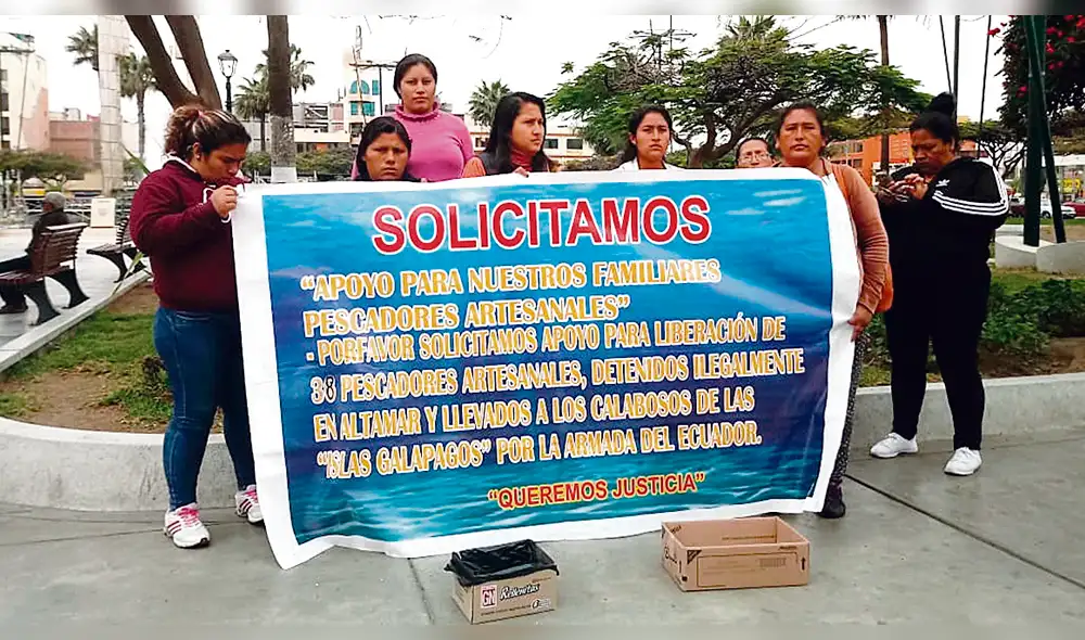 Para apoyar. Familiares de pescadores recolectan dinero.