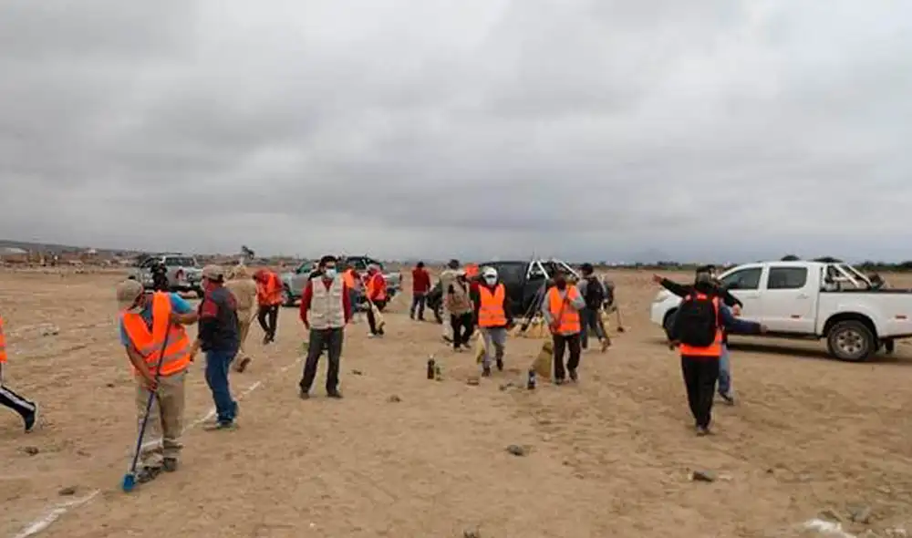 se ha marcado superficialmente el terreno con cal y se han colocado piedras pequeñas y medianas