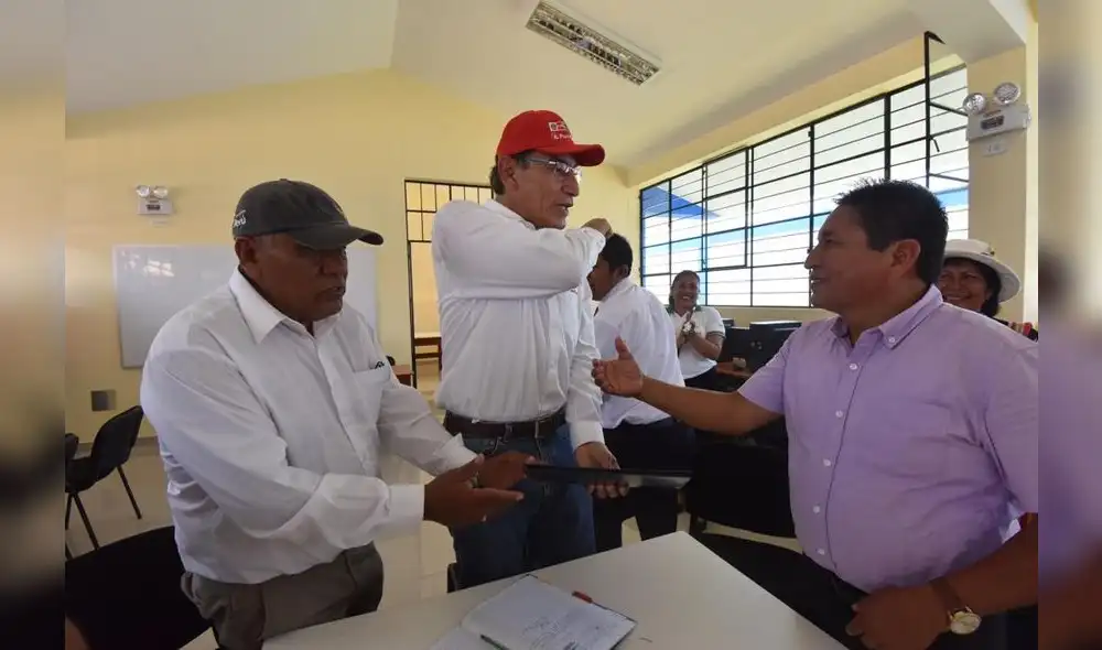 Martín Vizcarra saluda de “codito” para evitar coronavirus Martín Vizcarra saluda de “codito” para evitar coronavirus