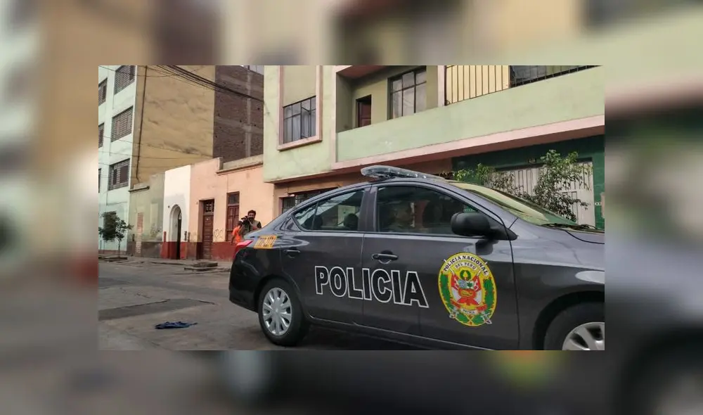 Auto de color gris apagó sus luces al momento en que se perpetró el ataque. (Foto: La República)
