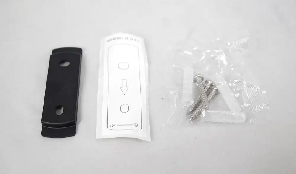 Kit de instalación: placa, mapa de posición y tornillos. Foto: Carol Larrain