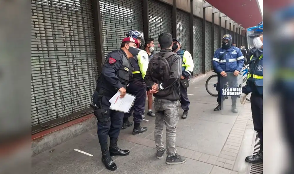 Sujetos amenazan a serena por intervenirlos mientras miccionaban en la vía pública. / Creditos: Municipalidad de Lima