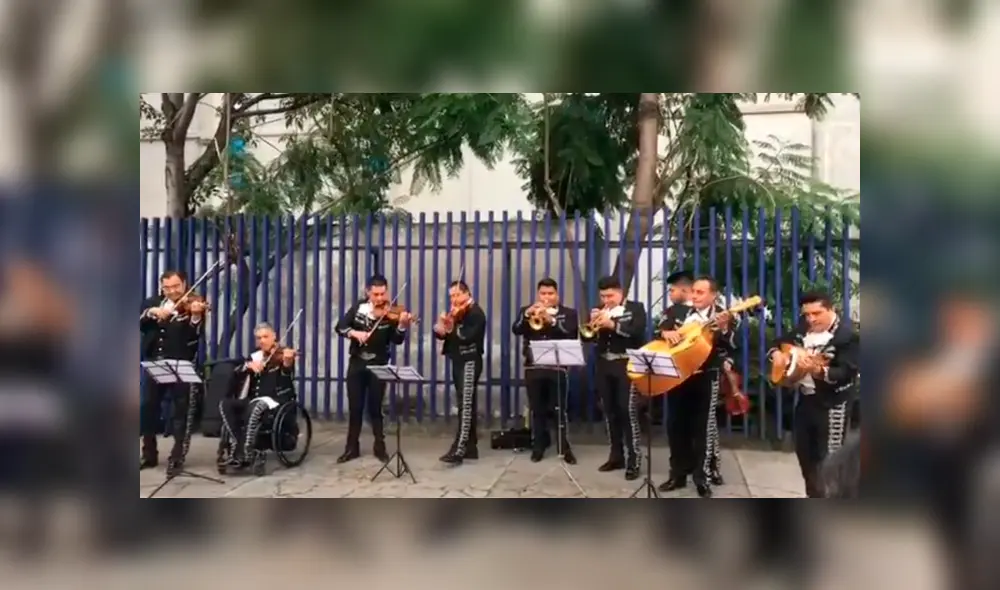 En Facebook, unos mariachis aprovecharon la visita de los hermanos Jonas a México, para tocar una de sus canciones. En Facebook, unos mariachis aprovecharon la visita de los hermanos Jonas a México, para tocar una de sus canciones.