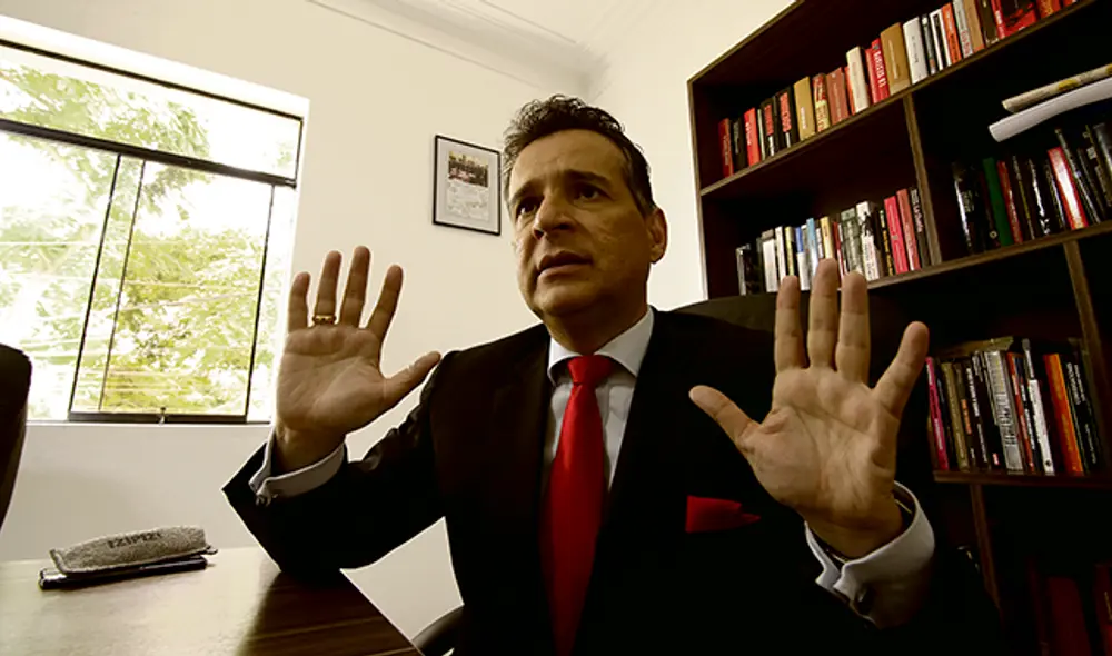 Posturas. El presidente de la Comisión de Constitución, Omar Chehade, no tomó en cuenta la propuesta del JNE sobre el voto electrónico no presencial para las elecciones primarias. Foto: John Reyes