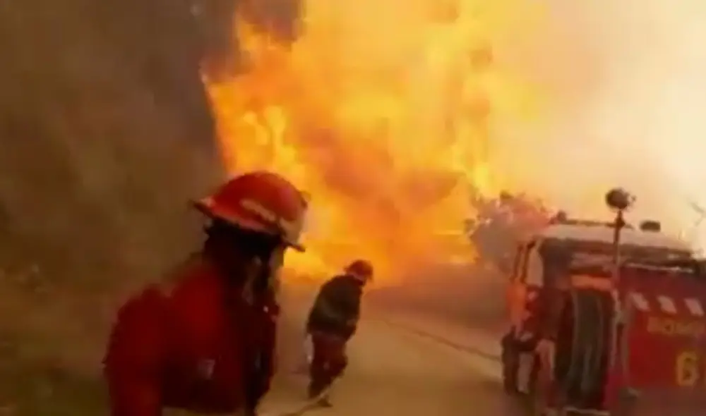 Bomberos fueron sorprendidos por grandes lenguas de fuego. Foto: Captura de video Bomberos fueron sorprendidos por grandes lenguas de fuego. Foto: Captura de video