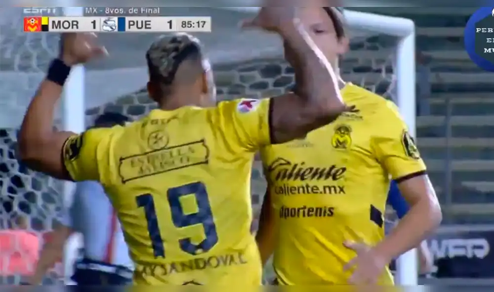 Ray Sandoval se sacó al arquero de encima y anotó para el Monarcas Morelia [VIDEO]
