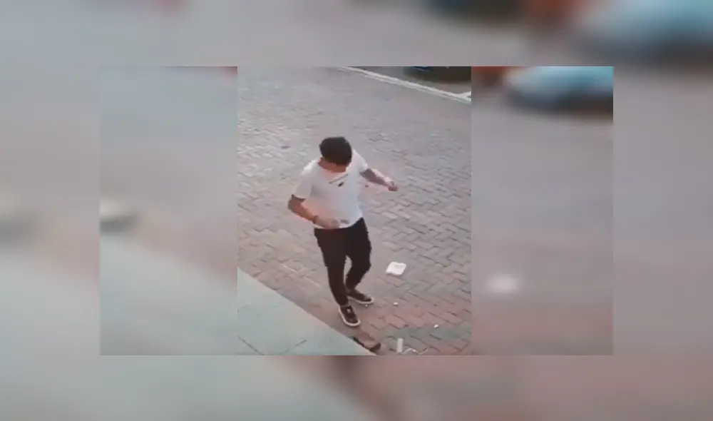En Facebook, un joven cometió un desagradable blooper al recoger su helado tirado en el suelo. En Facebook, un joven cometió un desagradable blooper al recoger su helado tirado en el suelo.
