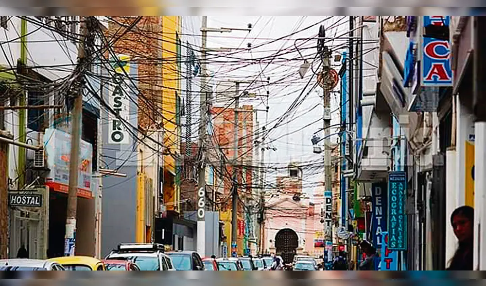 peligro. El tendido de cables en el centro de la ciudad aumenta el riesgo de cortocircuitos e incendios.