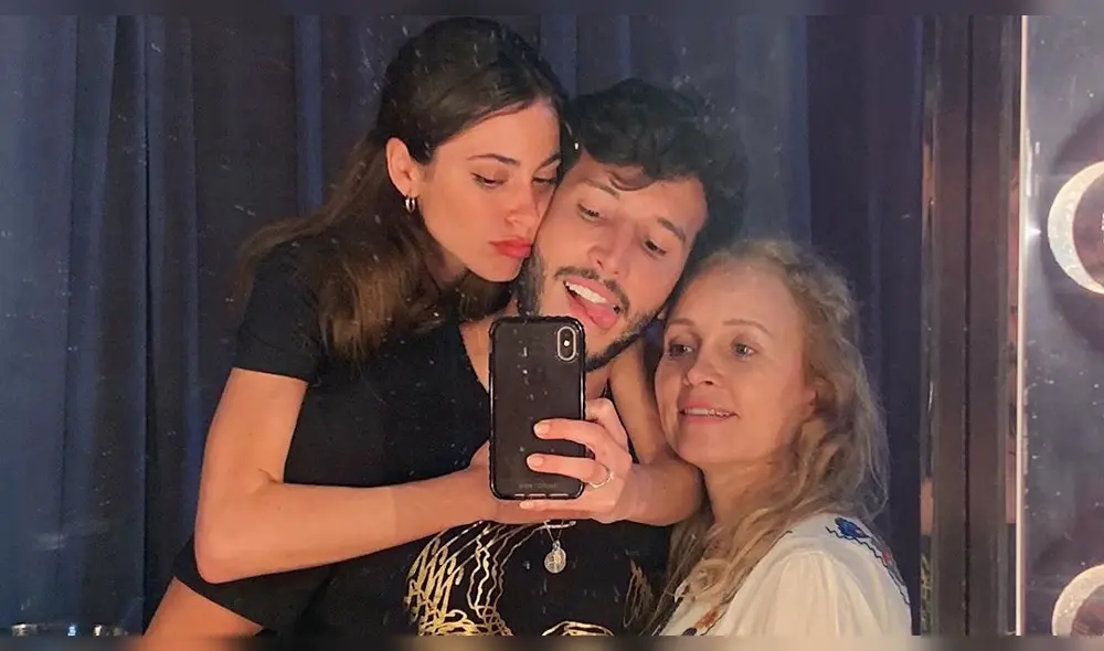 "Las amo con todo el corazón", escribió el cantante junto a una foto con su madre y su pareja.