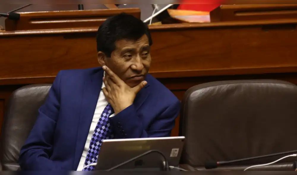 Presentan denuncia constitucional multipartidaria contra Mamani