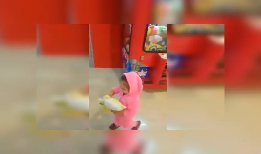 Facebook viral: Niña enseña ‘truco’ infalible para ganar en máquina de peluches 