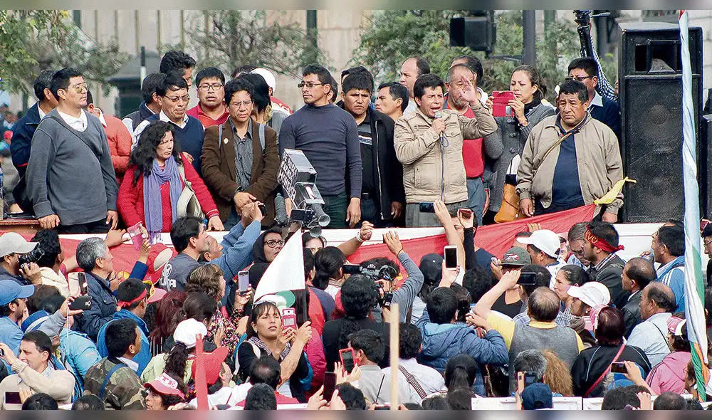 Maestros siguen en huelga y Congreso cita a tres ministros