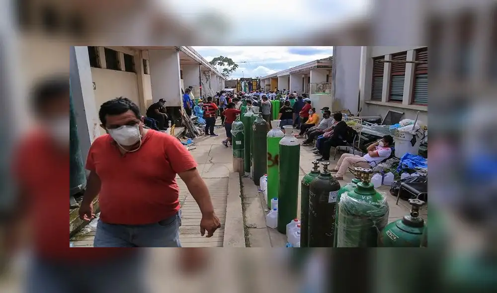 Relatives of COVID-19 patients queue to recharge oxygen tanks for their loved ones at the regional hospital in Iquitos, the largest city in the Peruvian Amazon, Peru on May 14, 2020 during the novel coronavirus pandemic. - People are dying in this impoverished region due to the lack of oxygen. Regional Health Director Carlos Calampa told AFP "We are not only going to need oxygen for Iquitos, but for the periphery�. The virus is spreading to the native communities, infected by traveling residents along the vast river basin. (Photo by Cesar Von BANCELS / AFP)