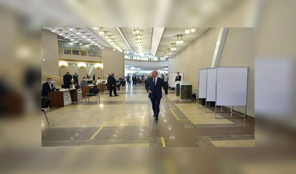 Russian President Vladimir Putin walks at a polling station as he casts his ballot in a nationwide vote on constitutional reforms in Moscow on July 1, 2020. (Photo by Alexey DRUZHININ / SPUTNIK / AFP)
