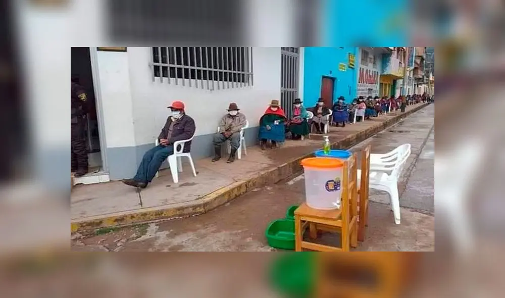 La sede del Banco Nación en la localidad de Uripa colocó sillas en las veredas para que los adultos mayores esperen tranquilos su turno para el cobro de su pensión.