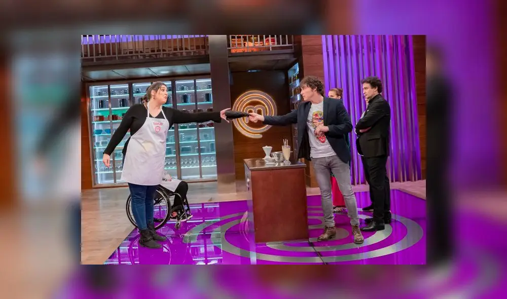 Jordi Cruz le entrega el dental negro a Saray en señal de que pasa a prueba de eliminación. Foto: Difusión. Jordi Cruz le entrega el dental negro a Saray en señal de que pasa a prueba de eliminación. Foto: Difusión.