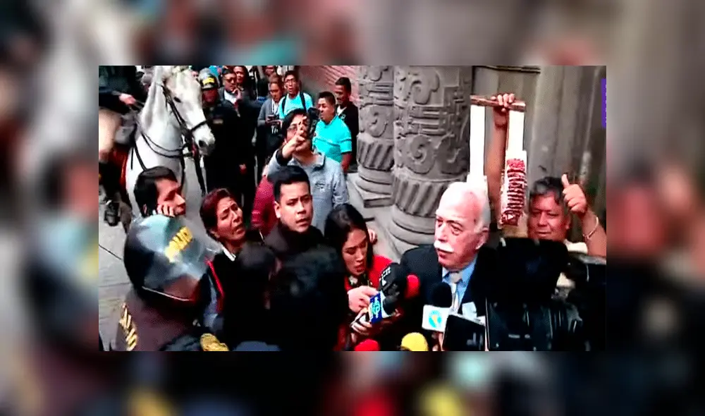 Ambulante intenta vender maní a Carlos Tubino y envía saludos a las cámaras [VIDEO]