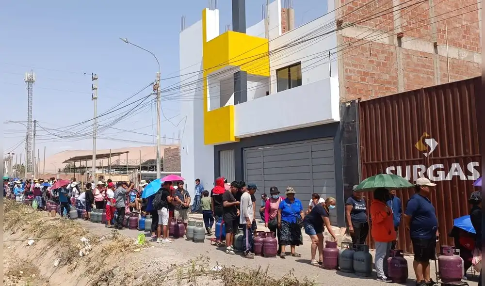 Tacna. largas colas formaron ciudadanos y cuidadanas para comprar balón de gas. Foto Liz Ferrer URPI -LR