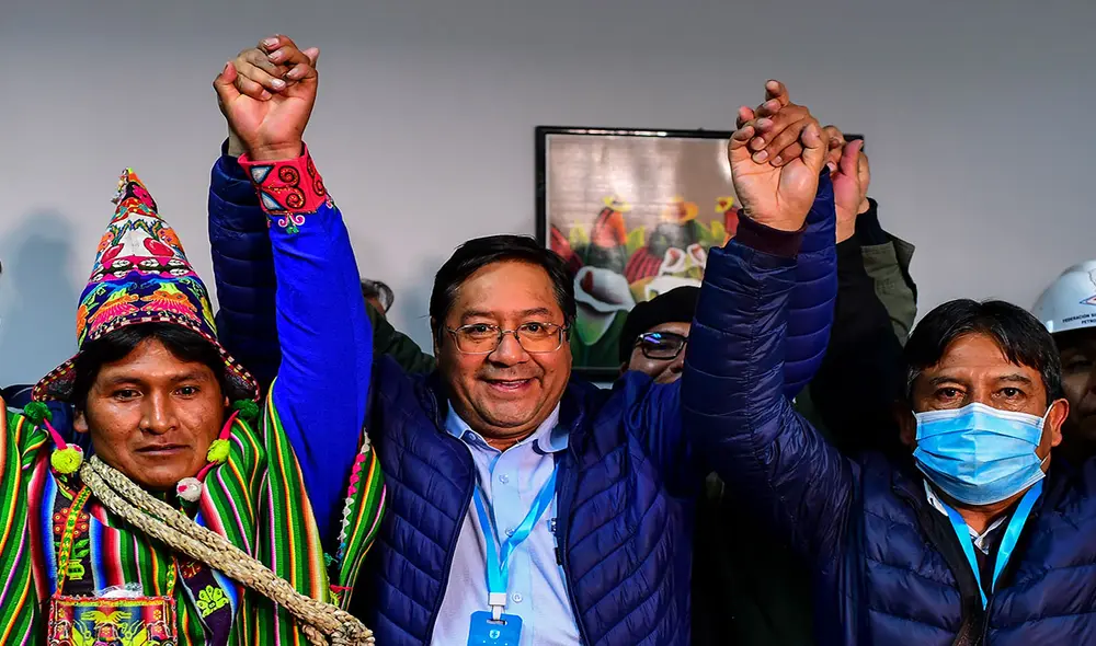Luis Arce (c) junto a su compañero de fórmula, David Choquehuanca, en Bolivia, tras conocerse el resultado. Foto: AFP