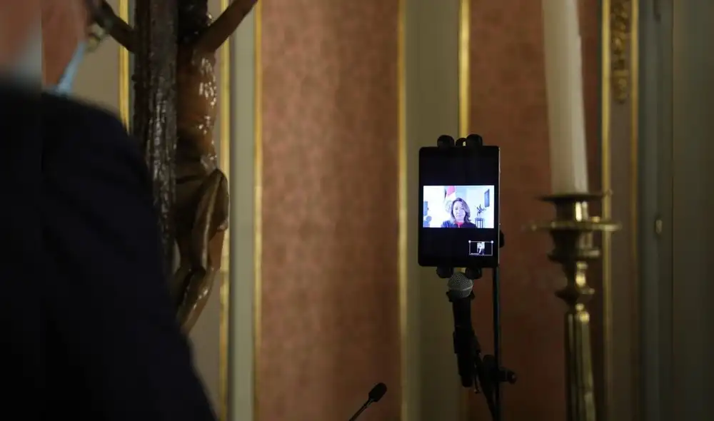 Presidente Martín Vizcarra tomó juramento a las ministras Rocío Barrios y Patricia Donayre. Foto: Presidencia. Presidente Martín Vizcarra tomó juramento a las ministras Rocío Barrios y Patricia Donayre. Foto: Presidencia.