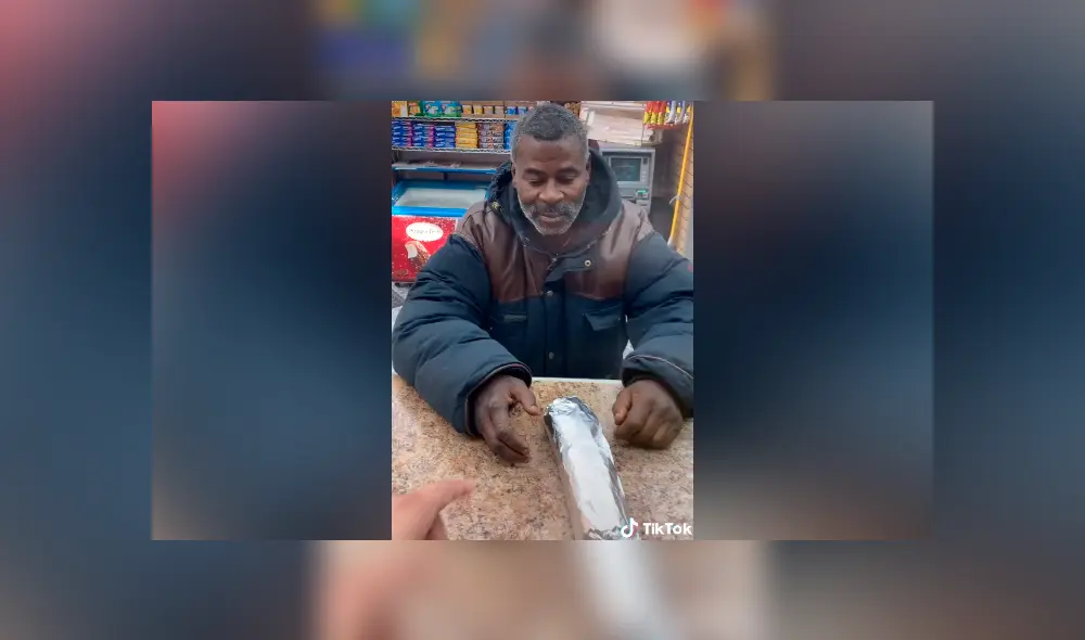 El vagabundo se quedó mirando a un hombre que comía al interior de la tienda y el dueño del local que miró todo decidió ayudarlo. Foto: captura El vagabundo se quedó mirando a un hombre que comía al interior de la tienda y el dueño del local que miró todo decidió ayudarlo. Foto: captura