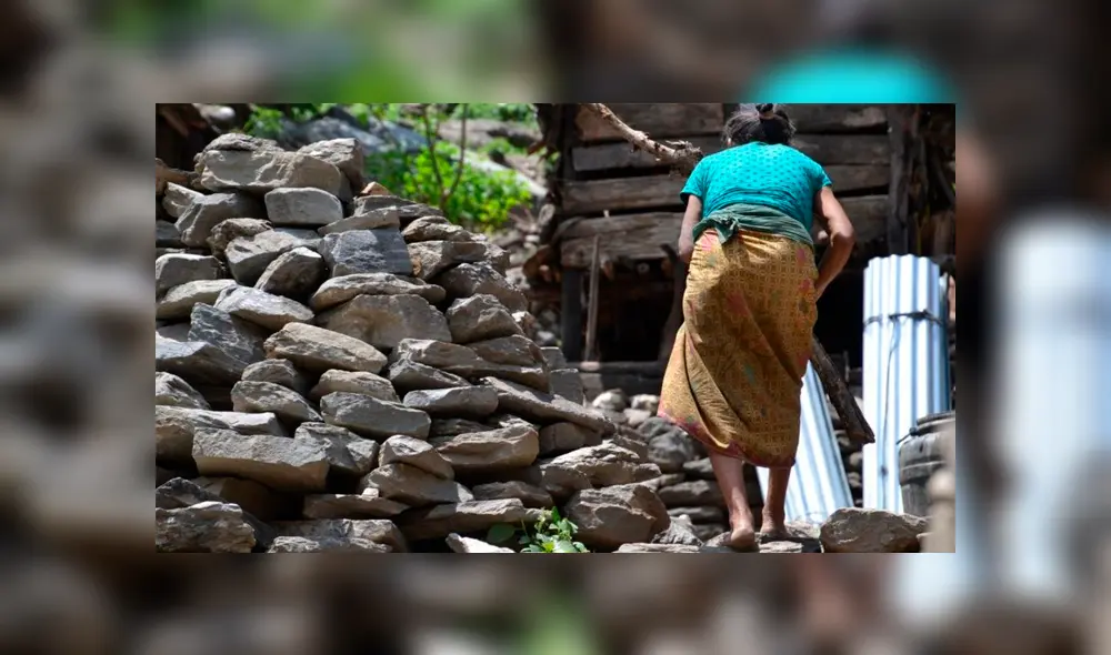 En pleno siglo XXI, pobladores de un ‘pueblito’ en Nepal tienen la creencia que las mujeres y niñas que menstrúan son “impuras” y las mandan lejos de sus hogares. En pleno siglo XXI, pobladores de un ‘pueblito’ en Nepal tienen la creencia que las mujeres y niñas que menstrúan son “impuras” y las mandan lejos de sus hogares.