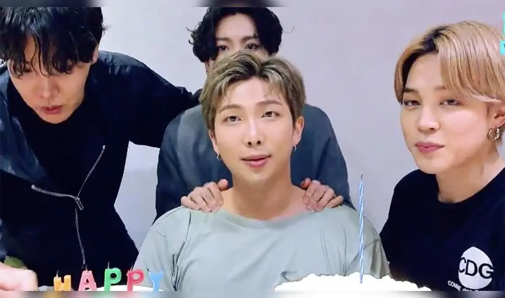 RM sopla las velas con sus compañeros de BTS. Foto: VLIve