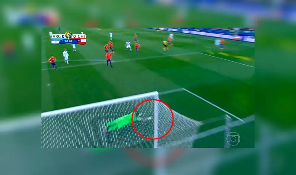 Argentina vs Chile: Kun Agüero dispara desde fuera del área. Foto: captura de video Argentina vs Chile: Kun Agüero dispara desde fuera del área. Foto: captura de video