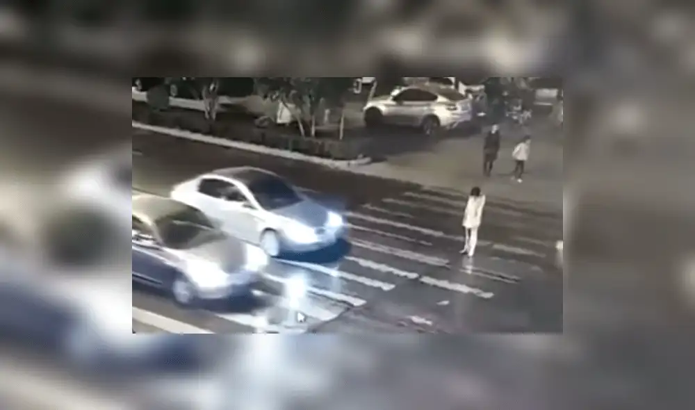 YouTube: mujer es atropellada dos veces y la reacción de los peatones causa indignación [VIDEO]