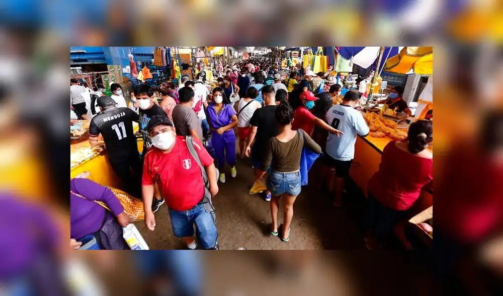 Estos comerciantes invadían la vía pública, generando caos y un foco infeccioso. Foto: Flavio Matos. Estos comerciantes invadían la vía pública, generando caos y un foco infeccioso. Foto: Flavio Matos.