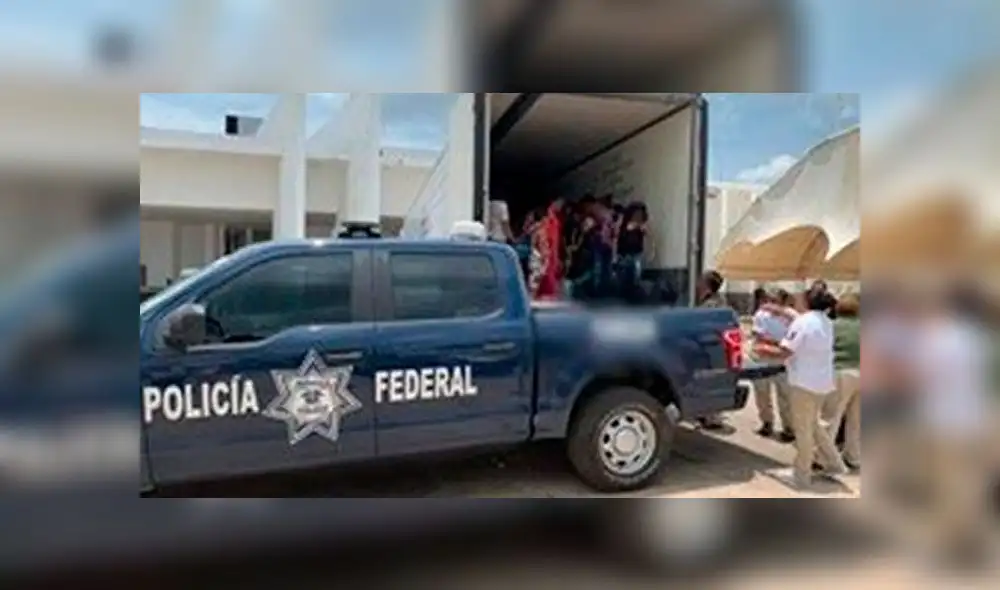 Migrantes que viajaban dentro de un camión aseguraron que no habían tomado agua ni alimento en días. Foto: Policía Federal de México. Migrantes que viajaban dentro de un camión aseguraron que no habían tomado agua ni alimento en días. Foto: Policía Federal de México.