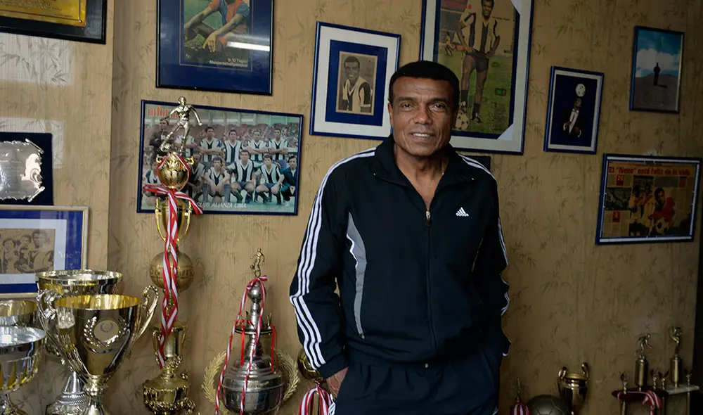 Teófilo Cubillas mostrando parte de su trayectoria como jugador profesional. | Foto: AFP