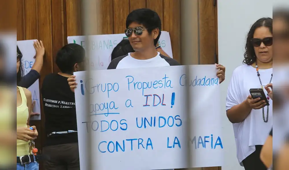 Plantón en solidaridad a IDL por arremetida fujimorista [FOTOS]