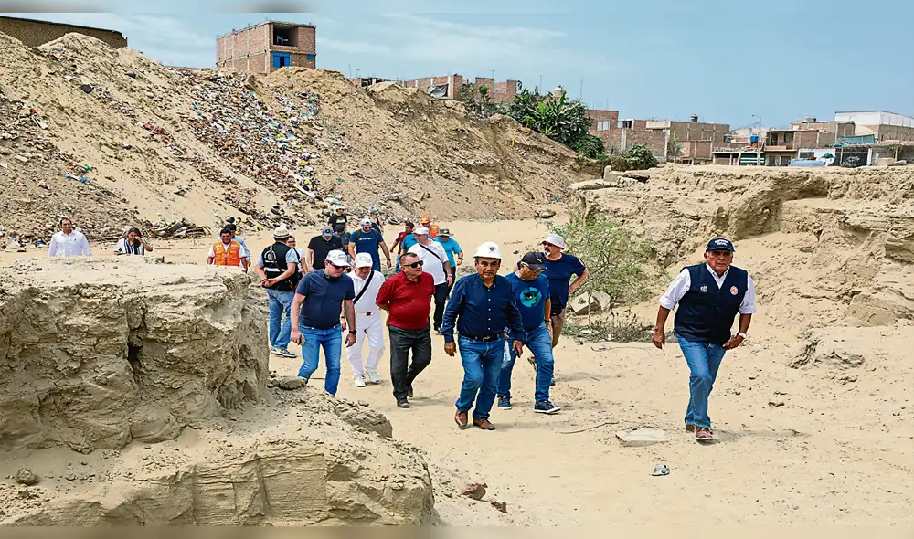 Alcalde y misión. Llegaron a quebradas para ver su situación.