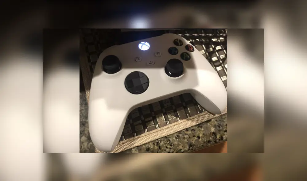 Mando blanco de la consola. Foto: The Verge.