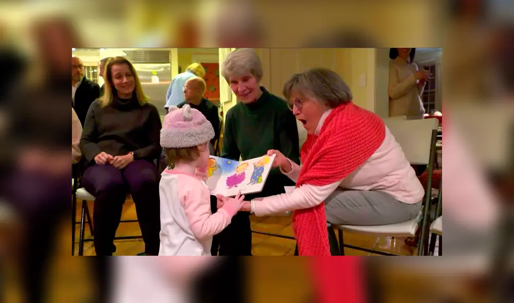Conmovedora historia del barrio que aprendió lenguaje de signos para conversar con una niña sorda [VIDEO]