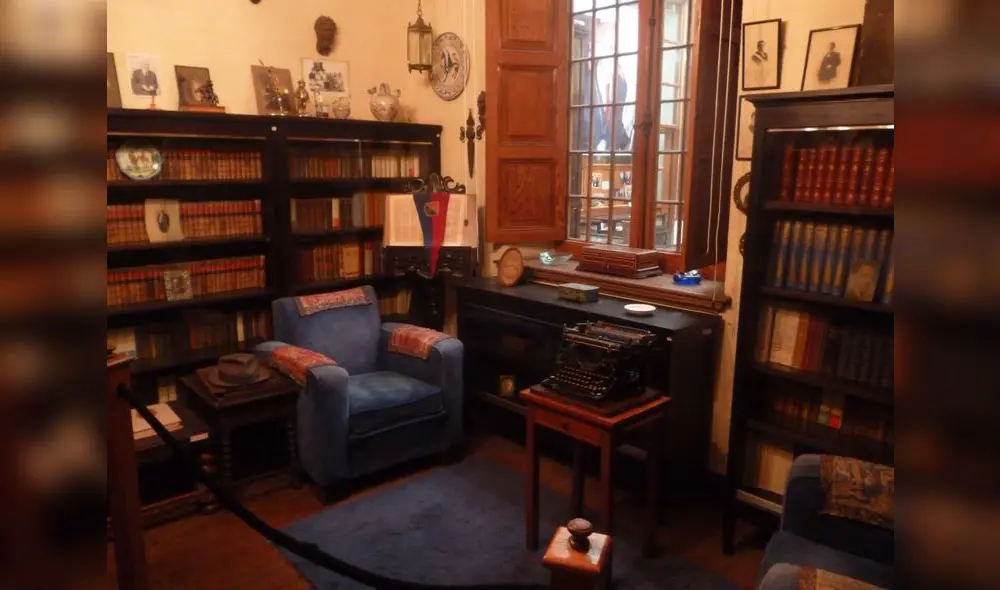 Sala de espera de la casa de Raúl Porras Barrenechea. Resguardada, la máquina de escribir Underwood del historiador y diplomático, usada también por Mario Vargas Llosa cuando trabajó con el maestro. Foto: Instituto Raúl Porras Barrenechea.