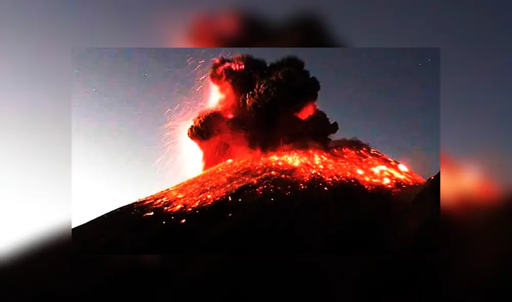 El volcán Popocatépetl registró dos explosiones en la noche del lunes.