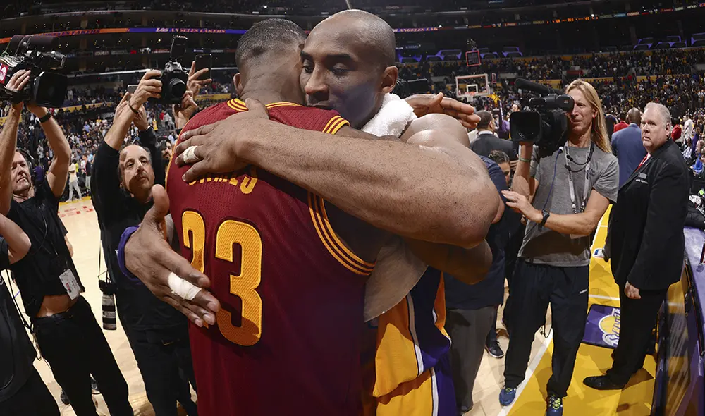 LeBron James se hizo un tatuaje en honor a su amigo fallecido Kobe Bryant. Foto: AFP